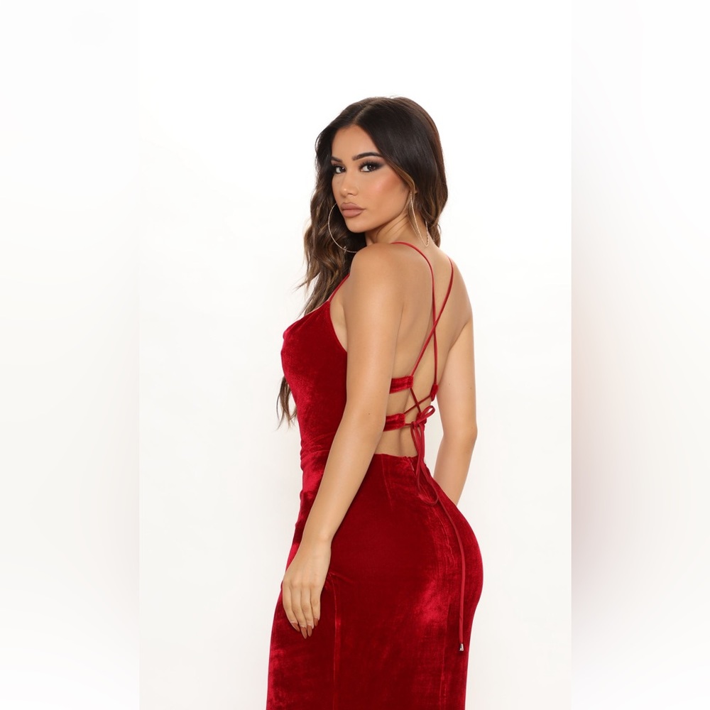 Red velvet dress size medium 🫶worn once for a few hours at awards show